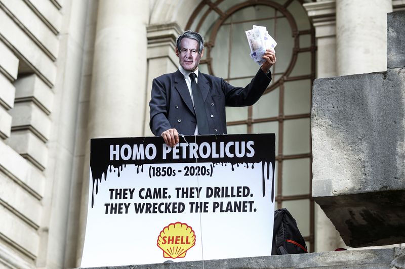 &copy; Reuters. Une vingtaine de manifestants pour le climat ont perturbé mardi l'assemblée générale annuelle de Shell avec des slogans et des banderoles, alors que son président, Andrew Mckenzie, tentait de débuter la réunion. /Photo prise le 24 mai 2022/REUTERS/