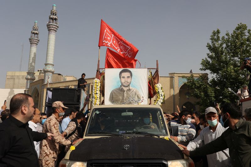 &copy; Reuters. صورة لعقيد الحرس الثوري الإيراني حسن صياد خدايي الذي اغتيل يوم الأحد على عربة تحمل جثمانه في جنازة تشييعه في وسط العاصمة طهران يوم الثلاثاء.