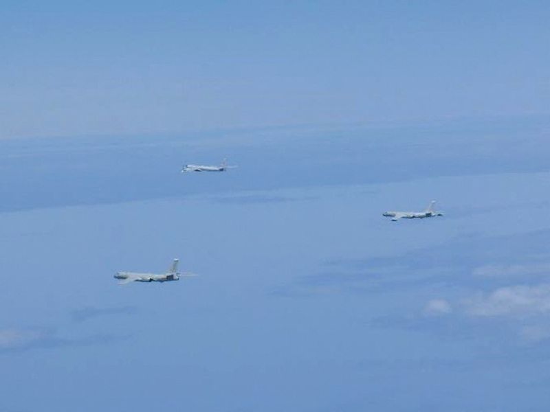 © Reuters. 日本の防衛省は２４日、日本周辺を共同で飛行した中国とロシアの爆撃機計６機に対し、航空自衛隊の戦闘機が緊急発進したと発表した。写真は東シナ海上空を飛行するロシアのＴＵ－９５と中国のＨ－６爆撃機。５月２４日、日本の統合幕僚監部が公表（２０２２年　防衛省）