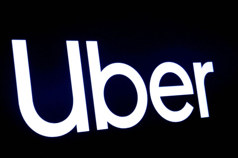 &copy; Reuters. Il logo Uber Technologies al New York Stock Exchange (NYSE). New York, 10 maggio 2019. REUTERS/Brendan McDermid