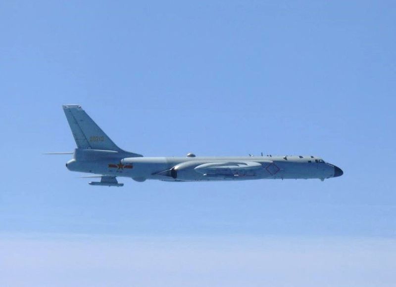 &copy; Reuters. Un bombardero chino H-6 sobrevuela el mar de la China Oriental en esta imagen cedida tomada por las fuerzas de autodefensa aére de Japón y hecha pública por el mando conjunto del Ministerio de Defensa japonés el 24 de mayo de 2022. Mando conjunto del 