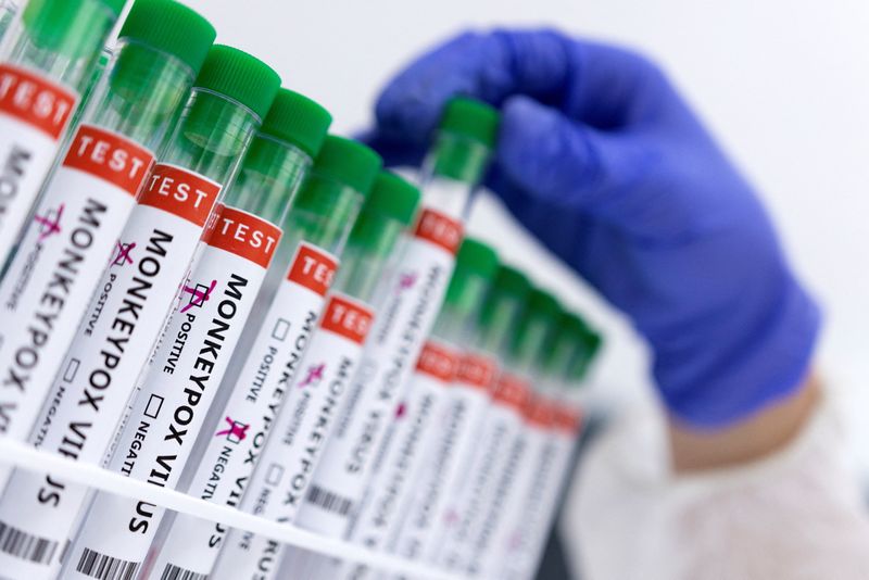 &copy; Reuters. La Haute Autorité de santé (HAS) a annoncé mardi recommander de vacciner les personnes adultes ayant été en contact avec une personne contaminée par la variole du singe, y compris les professionnels de santé. /Photo d'illustration prise le 23 mai 2