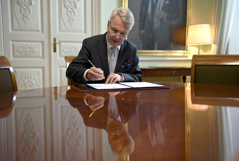 &copy; Reuters. Ministro das Relações Exteriores da Finlândia, Pekka Haavisto, assina petição de adesão do país à Otan em Helsinque
17/05/2022 Antti Aimo-Koivisto/Lehtikuva/via REUTERS