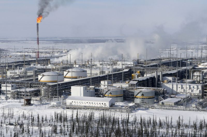 &copy; Reuters. FOTO DE ARCHIVO: Vista general de una planta de procesado de crudo en el yacimiento de Vankorskoye, propiedad de la rua Rosneft, al norte de Krasnoyarsk, Rusia, el 25 de marzo de 2015. Sergei Karpukhin