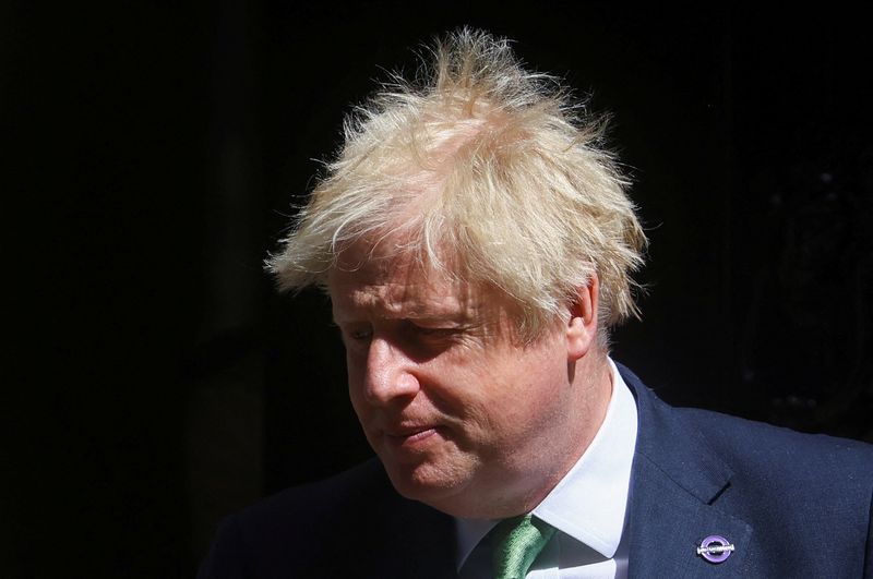 &copy; Reuters. Primeiro-ministro do Reino Unido, Boris Johnson, deixa residência oficial em Downing Street em direção ao Parlamento, em Londres
18/05/2022 REUTERS/Hannah McKay