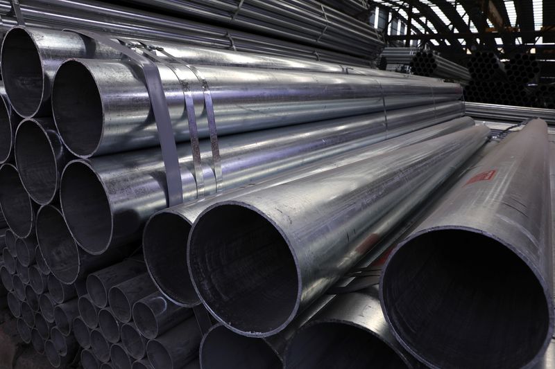 &copy; Reuters. Imagen de archivo de tubos de acero apilados en un parque industrial en Shenyang, provincia de Liaoning, China. 30 de septiembre, 2021. REUTERS/Tingshu Wang/Archivo