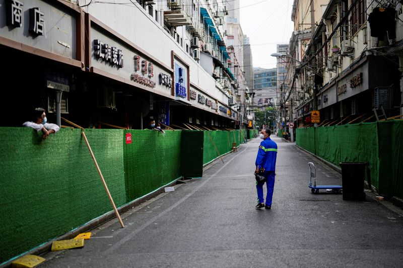 &copy; Reuters. ＵＢＳは、中国の２０２２年経済成長率見通しを１２０ベーシスポイント（ｂｐ）引き下げ、３％とした。写真は５月１８日、ロックダウン中の上海で撮影（２０２２ 年　ロイター／Aly Song
