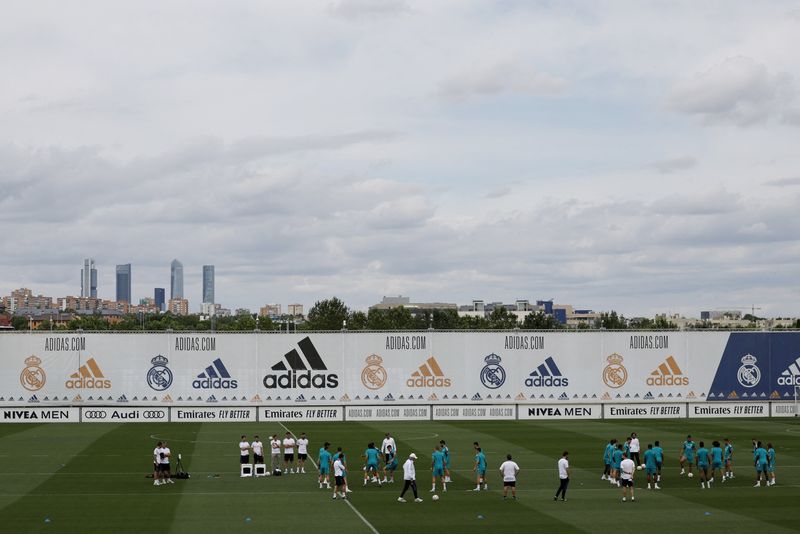 &copy; Reuters. Jogadores do Real Madrid treinam no centro de treinamento do clube em Valdebelas
24/05/2022 REUTERS/Susana Vera