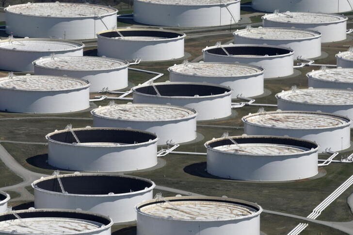 &copy; Reuters. صهاريج لتخزين النفط الخام في مركز كوشينج النفطي في كوشينج بولاية أوكلاهوما الأمريكية. صورة من أرشيف رويترز.