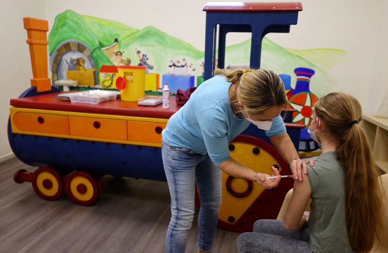 &copy; Reuters. ドイツの予防接種常設委員会（ＳＴＩＫＯ）は、健康な５─１１歳の子供に対する新型コロナウイルスのワクチン接種は１回で十分だとの見解を示した。今年１月、フランクフルトで撮影（