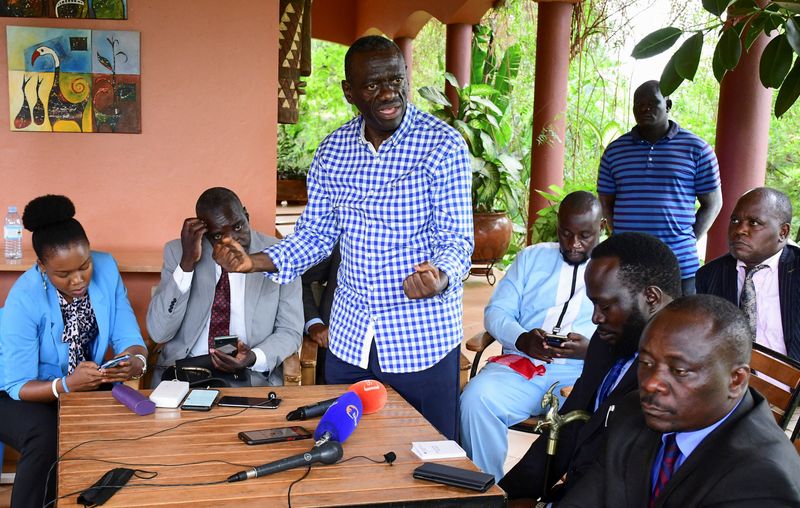 &copy; Reuters. FOTO DE ARCHIVO: El líder opositor ugandés Kizza Besigye se dirige a otros representantes de la oposición en el Parlamento del país en su casa en Kasangati, distrito de Wakiso, a las afueras de Kampala, Uganda, el 17 de mayo de 2022. REUTERS/Abubaker 