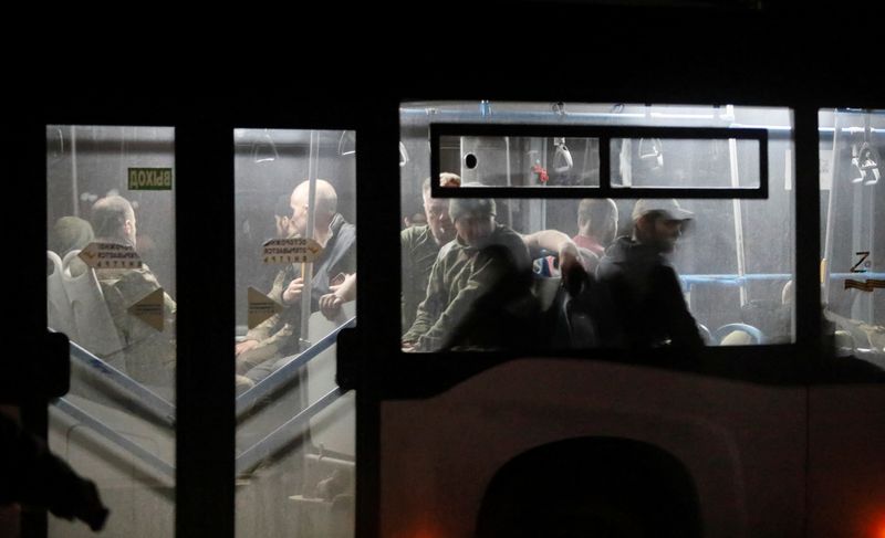 &copy; Reuters. Imagen de archivo de un autobús con miembros de las fuerzas armadas ucranianas que se rindieron en la siderúrgica Azovstal de Mariúpol llegando a la localidad de Olenivka, en la región de Donetsk, Ucrania. 20 mayo 2022. REUTERS/Alexander Ermochenko