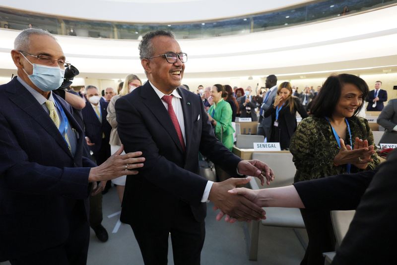 &copy; Reuters. Tedros Adhanom Ghebreyesus é saudado após ser reeleito diretor-geral da OMS
24/05/2022
REUTERS/Denis Balibouse