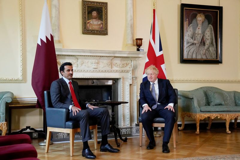 &copy; Reuters. رئيس الوزراء البريطاني بوريس جونسون يجتمع مع أمير قطر الشيخ تميم بن حمد آل ثاني في مقر الحكومة في لندن يوم 10 مايو أيار 2022. صورة لرويترز من ممث