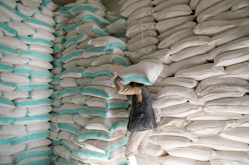 &copy; Reuters. Funcionário carrega saco de farinha de trigo em centro de distribuição de alimentos em Sanaa, no Iêmen
11/02/2020 REUTERS/Khaled Abdullah