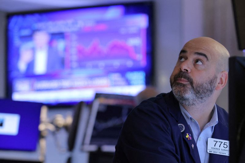 © Reuters. FILE PHOTO: A trader works on the trading floor at the New York Stock Exchange (NYSE) in Manhattan, New York City, U.S., May 20, 2022. REUTERS/Andrew Kelly