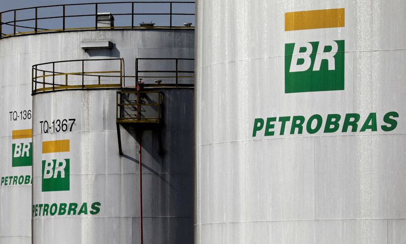 &copy; Reuters. FILE PHOTO: The logo of Brazil's state-run Petrobras oil company is seen on a tank in at Petrobras Paulinia refinery in Paulinia, Brazil July 1, 2017. REUTERS/Paulo Whitaker