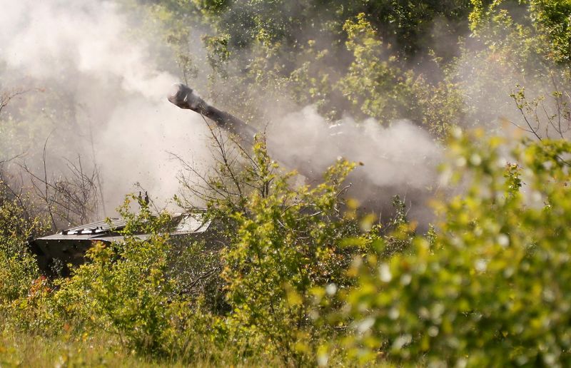 © Reuters. Smoke rises above a self-propelled howitzer 2S1 Gvozdika of pro-Russian troops, which fired a leaflet shell in the direction of Sievierodonetsk to disperse information materials from combat positions in the Luhansk region, Ukraine May 24, 2022. REUTERS/Alexander Ermochenko