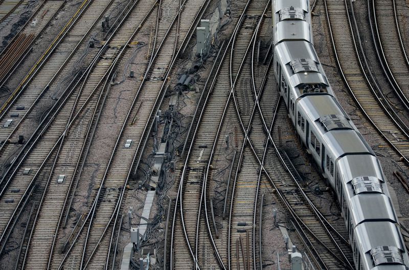 © Reuters. FILE PHOTO: A train pulls away from London Bridge railway station in London, Britain October 24, 2017. REUTERS/Kevin Coombs