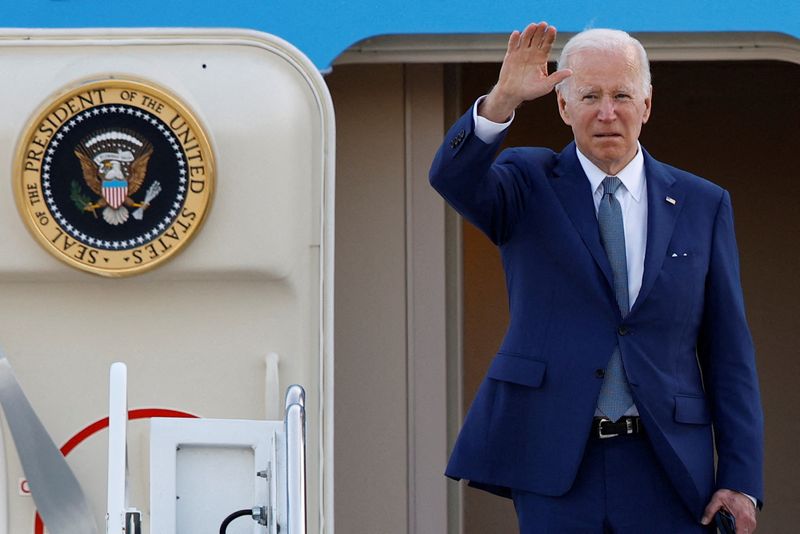&copy; Reuters. U.S. President Joe Biden gestures as he boards Air Force One to depart from Yokota Air Base in Fussa, on the outskirts of Tokyo, Japan May 24, 2022. REUTERS/Kim Kyung-Hoon