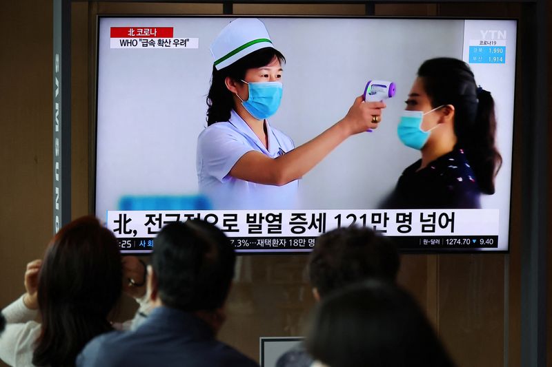 &copy; Reuters.  ５月２５日、北朝鮮の朝鮮中央通信（ＫＣＮＡ）は、発熱による死者数が２日連続でゼロだった報じた。写真は１７日、韓国のソウルで北朝鮮での感染状況を伝えるニュース番組を見る人