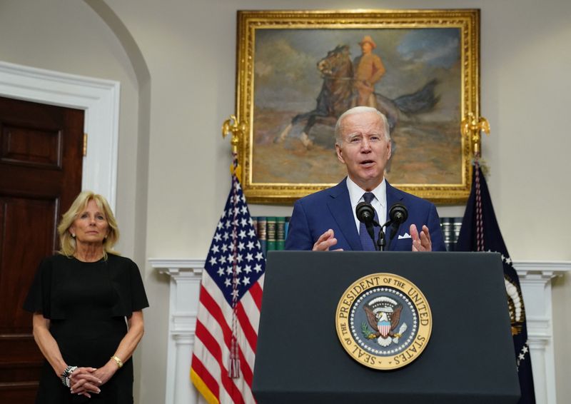 © Reuters. U.S. first lady Jill Biden looks on as U.S. President Joe Biden makes a statement about the school shooting in Uvalde, Texas shortly after the president returned to Washington from his trip to South Korea and Japan, at the White House in Washington, U.S. May 24, 2022. REUTERS/Kevin Lamarque