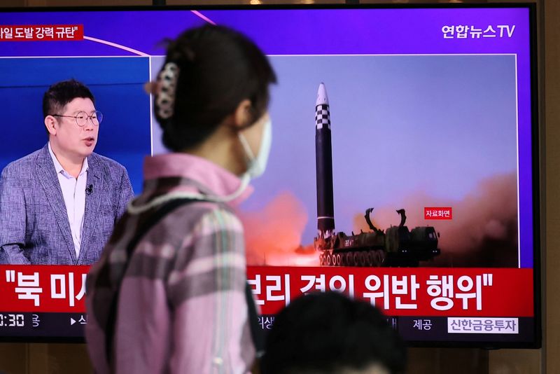 &copy; Reuters. 韓国軍合同参謀本部は、北朝鮮が２５日に発射したミサイルについて、大陸間弾道ミサイル（ＩＣＢＭ）が含まれるとみられると発表した。写真は５月２５日、ソウルで撮影（２０２２年　