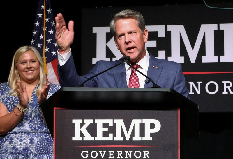 © Reuters. Governor Brian Kemp speaks after winning the Republican primary during his primary election watch party in Atlanta, Georgia, U.S. May 24, 2022.  REUTERS/Dustin Chambers