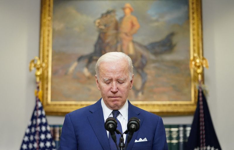 &copy; Reuters. Le président américain Joe Biden, a demandé aux Américains de s'opposer au lobby des armes à feu et a accentué la pression sur les membres du Congrès pour qu'ils adoptent des lois sensées sur les armes à feu après la mort d'au moins 19 enfants e