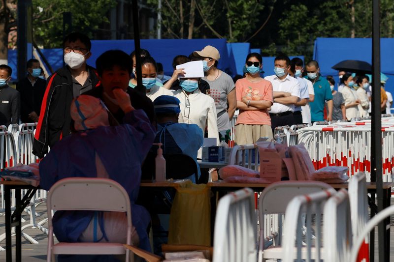 © Reuters. Residentes hacen cola para las pruebas de ácido nucleico en un sitio de pruebas improvisado durante el brote de COVID en Pekín, China, 24 de mayo de 2022. REUTERS/Carlos García Rawlins