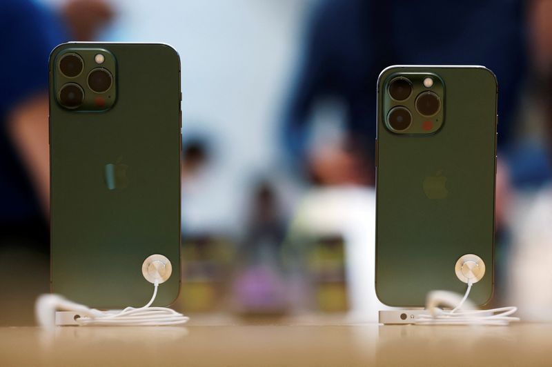 &copy; Reuters. Apple iPhone 13 Pro models in the colour “alpine green” are displayed at an Apple shop in Singapore March 18, 2022. REUTERS/Edgar Su/File Photo
