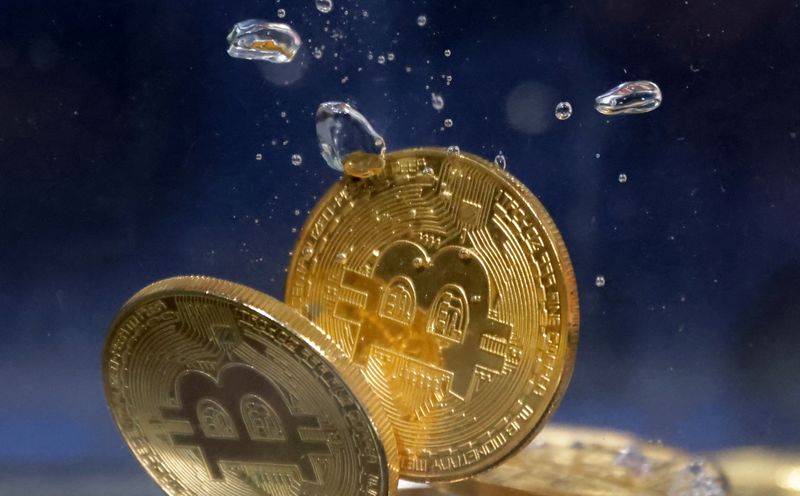 © Reuters. Representations of cryptocurrency Bitcoin plunge into water in this illustration taken, May 23, 2022. REUTERS/Dado Ruvic/Illustration