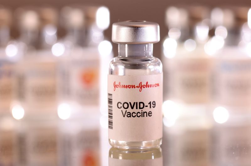 &copy; Reuters. Vial de la vacuna de Johnson&Johnson para el COVID-19 REUTERS/Dado Ruvic