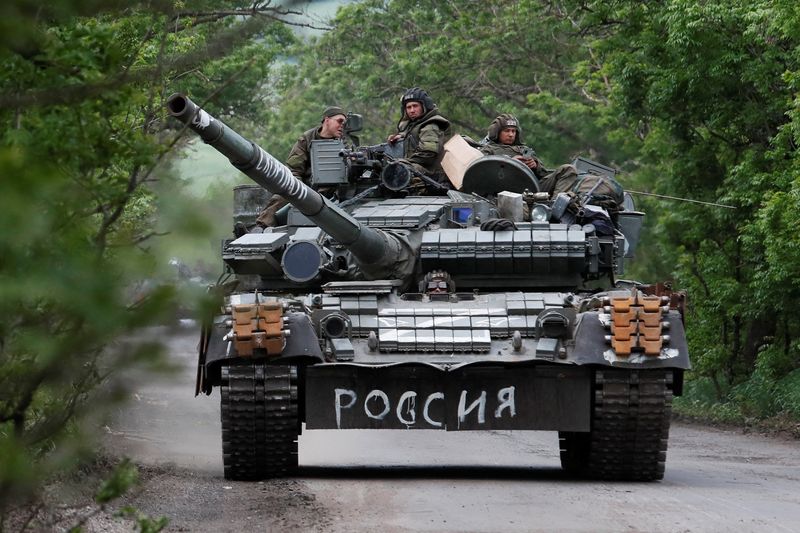 &copy; Reuters. Miembros del servicio de las tropas prorrusas conducen un tanque durante el conflicto entre Ucrania y Rusia en la región de Donetsk, Ucrania, el 22 de mayo de 2022. La escritura en el tanque dice: "Rusia". REUTERS/Alexander Ermochenko