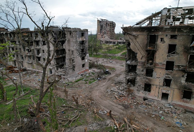 &copy; Reuters. منظر عام لمبان مدمرة نتيجة القصف الروسي لأوكرانيا في مدينة ماريوبول الساحلية الجنوبية بأوكرانيا يوم 22 مايو أيار 2022. تصوير: بافيل كليموف - رو