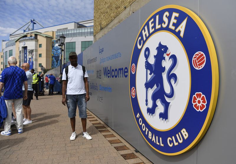 © Reuters. FILE PHOTO: Soccer Football - Premier League - Chelsea v Watford - Stamford Bridge, London, Britain - May 22, 2022   Fans outside the stadium before the match Action Images via Reuters/Tony Obrien 