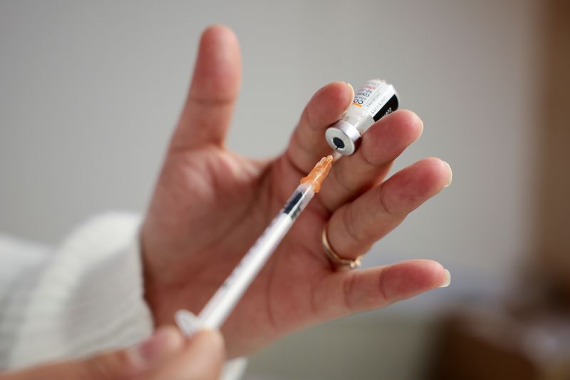 &copy; Reuters. La Haute autorité de santé (HAS) française a recommandé mercredi de vacciner périodiquement contre le COVID-19 les personnes les plus à risque de développer une forme grave de la maladie, en commençant au plus tard à l'automne prochain pour se pr