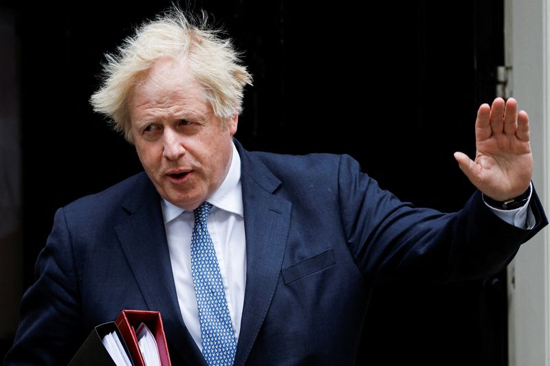 &copy; Reuters. British Prime Minister Boris Johnson leaves the 10 Downing Street to take questions in parliament, in London, Britain May 25, 2022. REUTERS/John Sibley