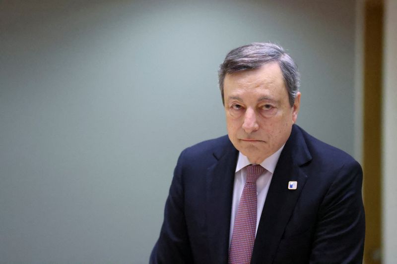 &copy; Reuters. FILE PHOTO: Italy's Prime Minister Mario Draghi stands during European Union leaders' summit, amid Russia's invasion of Ukraine, in Brussels, Belgium, March 25, 2022. REUTERS/Johanna Geron/File Photo