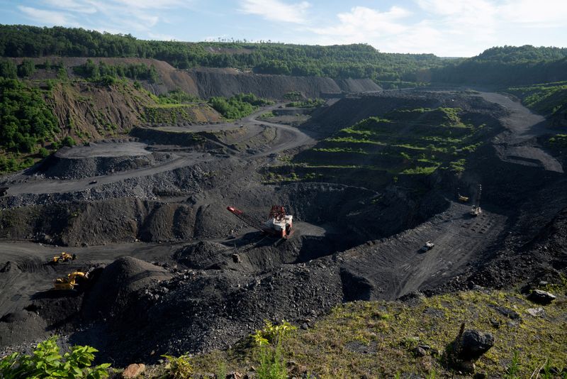 &copy; Reuters. FOTO DE ARCHIVO: Equipos pesados excavan carbón de antracita de una mina a cielo abierto en New Castle, Pensilvania, Estados Unidos, 13 de julio de 2020. REUTERS/Dane Rhys