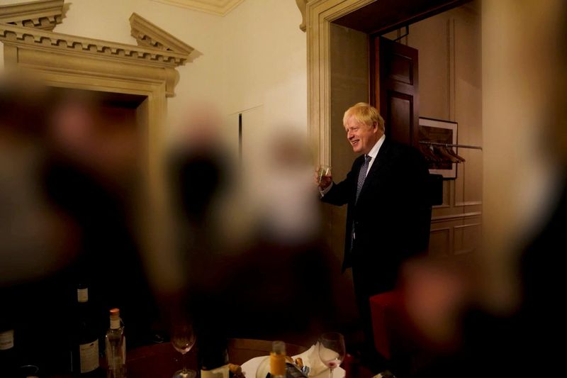 &copy; Reuters. El primer ministro británico, Boris Johnson, en el número 10 de Downing Street durante la reunión sobre la salida de un asesor especial, en Londres, Reino Unido, el 13 de noviembre de 2020, en esta imagen obtenida del informe de la funcionaria Sue Gray