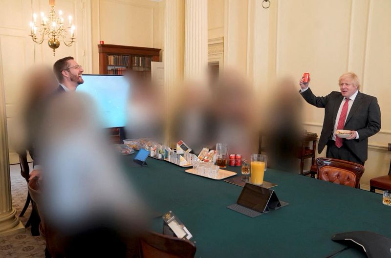 &copy; Reuters. Una vista de la sala del gabinete en el número 10 de Downing Street durante el cumpleaños del primer ministro británico Boris Johnson, en Londres, Gran Bretaña, el 19 de junio de 2020, en esta imagen obtenida del informe de la funcionaria Sue Gray pub