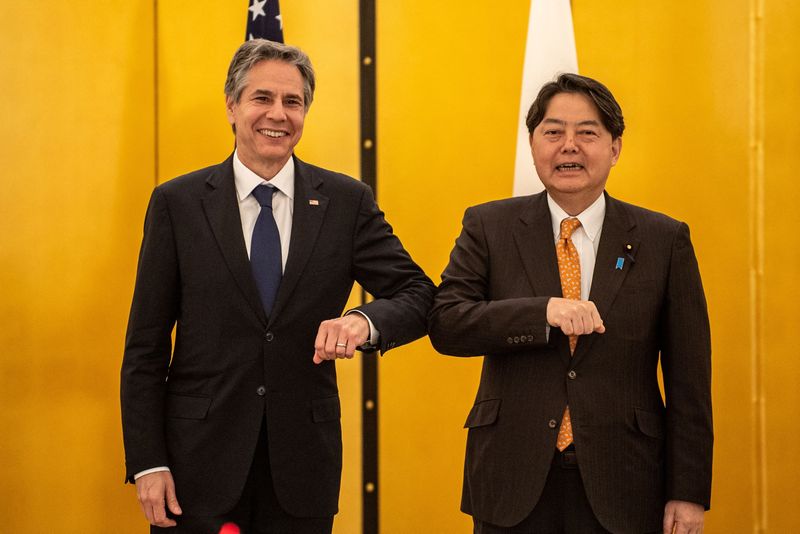 &copy; Reuters. FOTO DE ARCHIVO: El ministro de Relaciones Exteriores de Japón, Yoshimasa Hayashi, y el secretario de Estado de Estados Unidos, Antony Blinken, se codean antes de la reunión de ministros de Relaciones Exteriores de Japón y Estados Unidos en Happo-en, T