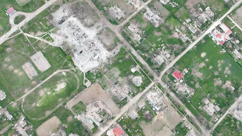 &copy; Reuters. FOTO DE ARCHIVO: Una vista aérea de edificios destruidos, en medio de la invasión de Rusia a Ucrania, en la aldea de Oleksandrivka, región de Jersón, Ucrania, en esta captura de un video de las redes sociales supuestamente grabado el 4 de mayo de 2022