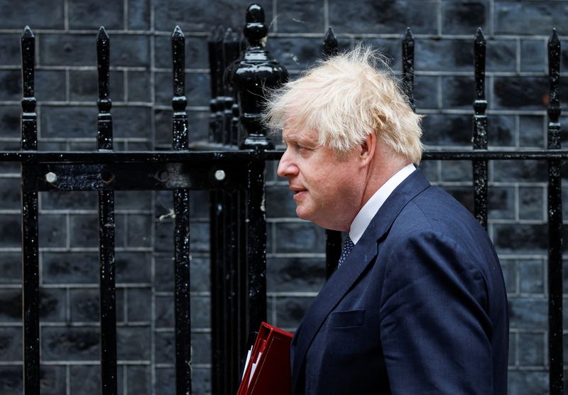 &copy; Reuters. رئيس الوزراء البريطاني بوريس جونسون أثناء مغادرته داوننج ستريت في لندن يوم الأربعاء. تصوير: جون سيبلي-رويترز. 
