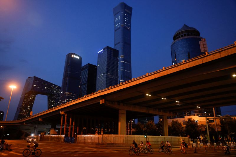 &copy; Reuters. Pessoas andam de bicicleta no distrito empresarial central de Pequim em meio à pandemia de Covid-19
24/05/2022 REUTERS/Carlos Garcia Rawlins