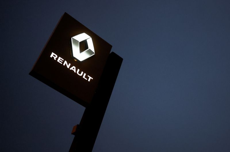 &copy; Reuters. FILE PHOTO: The logo of Renault carmaker is pictured at a dealership in Vertou, near Nantes, France, January 17, 2022. REUTERS/Stephane Mahe