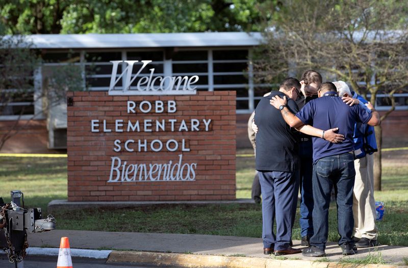 &copy; Reuters. Foto del miércoles de personas reunidas en el Robb Elementary School, donde se produjo una matanza en Uvalde, Texas
 May 25, 2022.  REUTERS/Nuri Vallbona