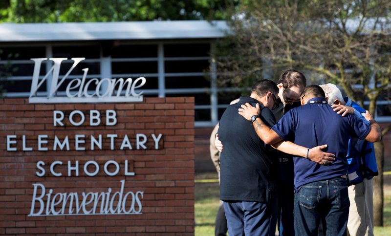 &copy; Reuters. Pessoas se reúnem do lado de fora de escola que foi palco de massacre a tiros no Estado norte-americano do Texas
25/05/2022 REUTERS/Nuri Vallbona