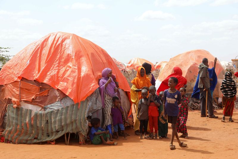 &copy; Reuters. أطفال ونساء في مخيم كاكساري للنازحين في الصومال في صورة التقطت يوم الثلاثاء. تصوير: فيصل عمر - رويترز. 